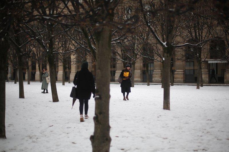  Μαγικό τοπίο στα λευκά το Παρίσι- Εδωσαν μαθήματα στιλ ξανά οι Παριζιάνες [εικόνες] | iefimerida.gr 3
