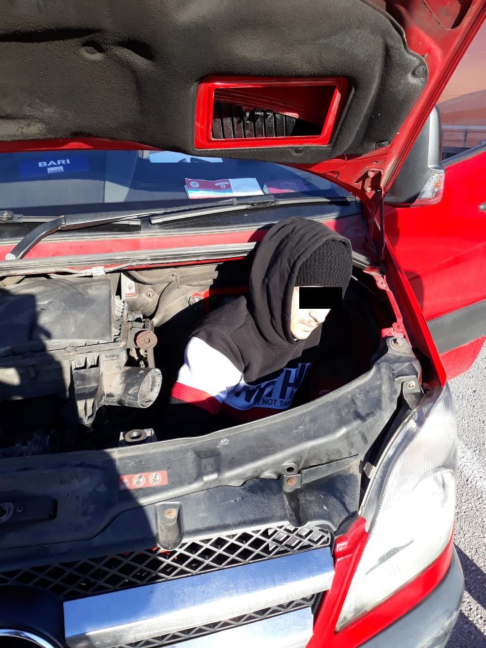 Πάτρα: Αλλοδαπός ήταν κρυμμένος σε κινητήρα αυτοκινήτου στο λιμάνι [εικόνες] | iefimerida.gr 0