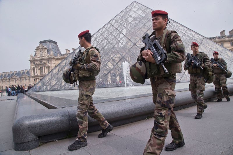 Η Πυραμίδα του Λούβρου -Η μοντέρνα πινελιά στο ιστορικό κτίριο του μουσείου, που διχάζει ακόμη [εικόνες] | iefimerida.gr 12