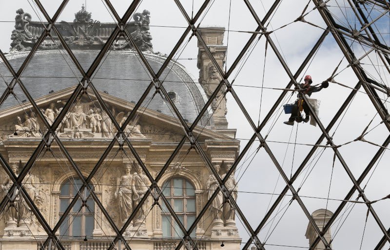 Η Πυραμίδα του Λούβρου -Η μοντέρνα πινελιά στο ιστορικό κτίριο του μουσείου, που διχάζει ακόμη [εικόνες] | iefimerida.gr 9