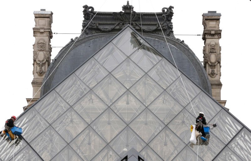 Η Πυραμίδα του Λούβρου -Η μοντέρνα πινελιά στο ιστορικό κτίριο του μουσείου, που διχάζει ακόμη [εικόνες] | iefimerida.gr 10