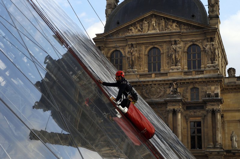 Η Πυραμίδα του Λούβρου -Η μοντέρνα πινελιά στο ιστορικό κτίριο του μουσείου, που διχάζει ακόμη [εικόνες] | iefimerida.gr 11