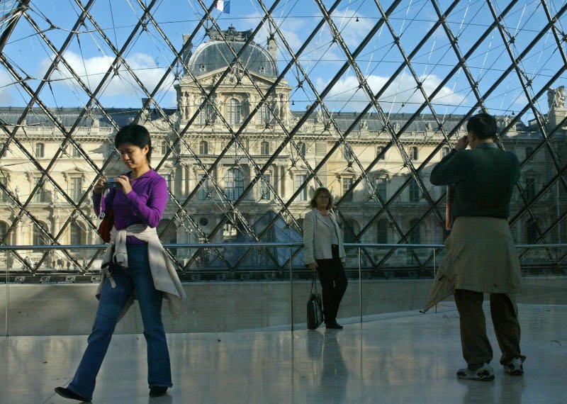 Η Πυραμίδα του Λούβρου -Η μοντέρνα πινελιά στο ιστορικό κτίριο του μουσείου, που διχάζει ακόμη [εικόνες] | iefimerida.gr 13