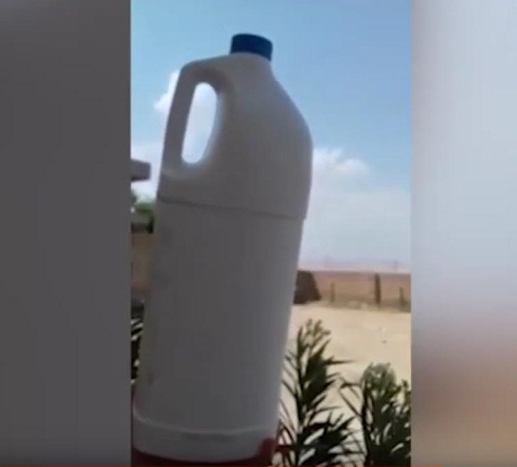 Η πραγματικότητα- Δεν είναι παράθυρο αεροπλάνου αλλά η λαβή ενός πλαστικού μπουκαλιού