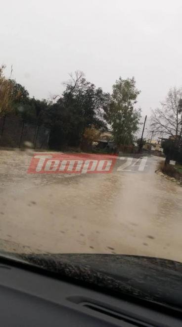 Υπερχείλισε παραπόταμος της περιοχής με τα νερά να κατακλύζουν κεντρικές οδούς και να απειλούν σπίτια και επιχειρήσεις