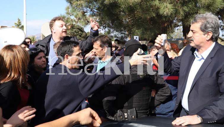 Eργαζόμενοι του ΠΑΓΝΗ μπλόκαραν την είσοδο του αυτοκινήτου του Πολάκη -Για τις απολύσεις | iefimerida.gr 0