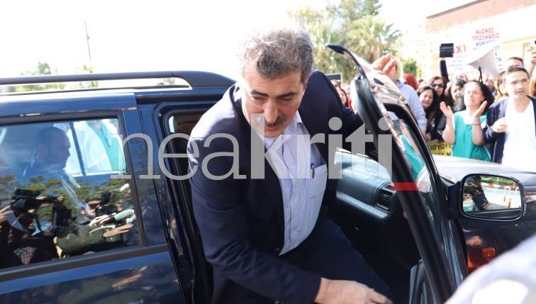 Eργαζόμενοι του ΠΑΓΝΗ μπλόκαραν την είσοδο του αυτοκινήτου του Πολάκη -Για τις απολύσεις | iefimerida.gr 1