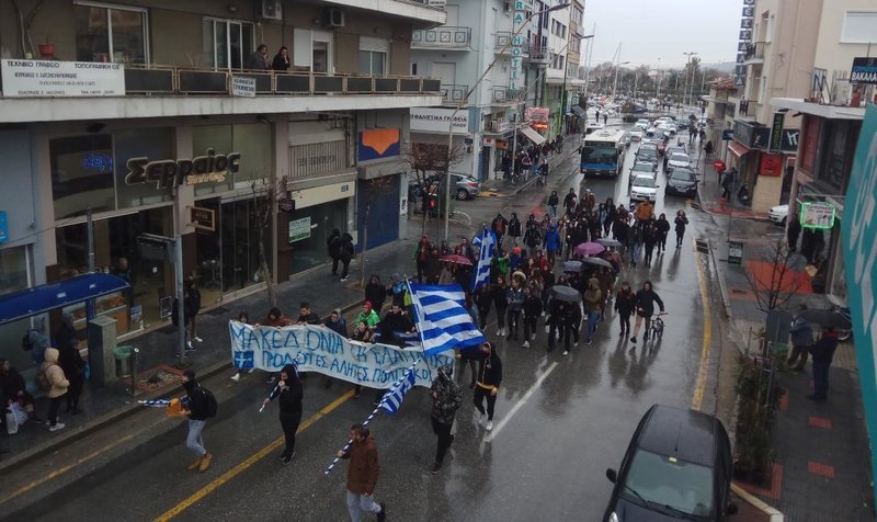 Εικόνα από τη σημερινή μαθητική πορεία στον Βόλο / Φωτογραφία: e-thessalia.gr