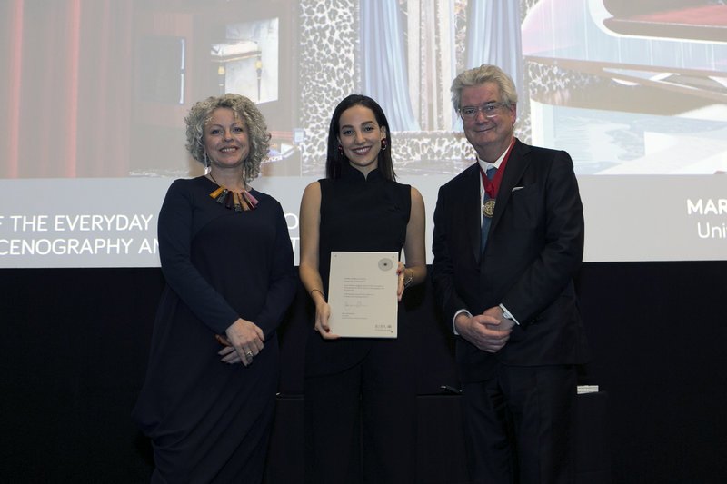 Η Μαρίλια Λέζου παραλαμβάνει το βραβείο από τον Ben Derbyshire (πρόεδρος RIBA) και την Nicky Watson (αντιπρόεδρος για την Εκπαίδευση, RIBA)