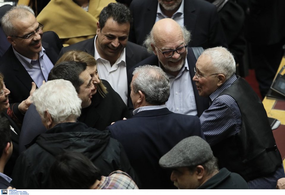 Ο πρωθυπουργός μοιράζεται τη χαρά του με τον Κώστα Ζουράρι