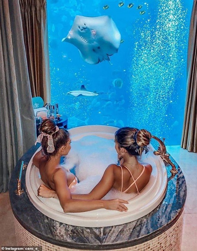 Μπάνιο δίπλα σε ενυδρείο και δείπνο με καμηλοπαρδάλεις –Ετσι έκαναν Πρωτοχρονιά τα Richs Kids [εικόνες] | iefimerida.gr 9