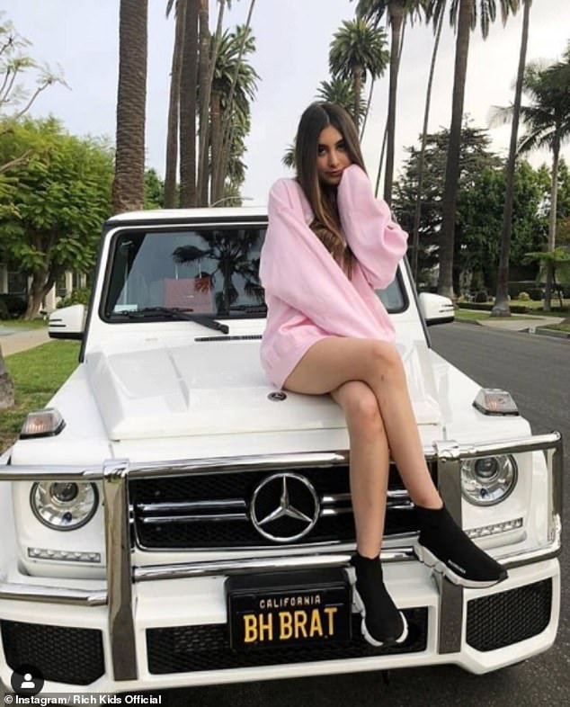 Μπάνιο δίπλα σε ενυδρείο και δείπνο με καμηλοπαρδάλεις –Ετσι έκαναν Πρωτοχρονιά τα Richs Kids [εικόνες] | iefimerida.gr 6