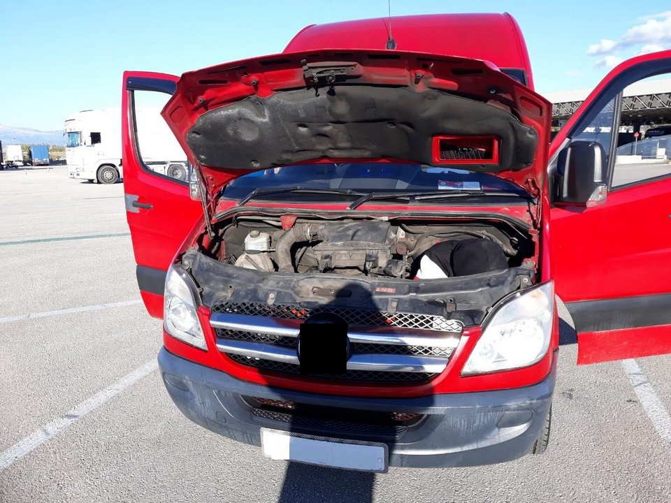 Πάτρα: Αλλοδαπός ήταν κρυμμένος σε κινητήρα αυτοκινήτου στο λιμάνι [εικόνες] | iefimerida.gr 3