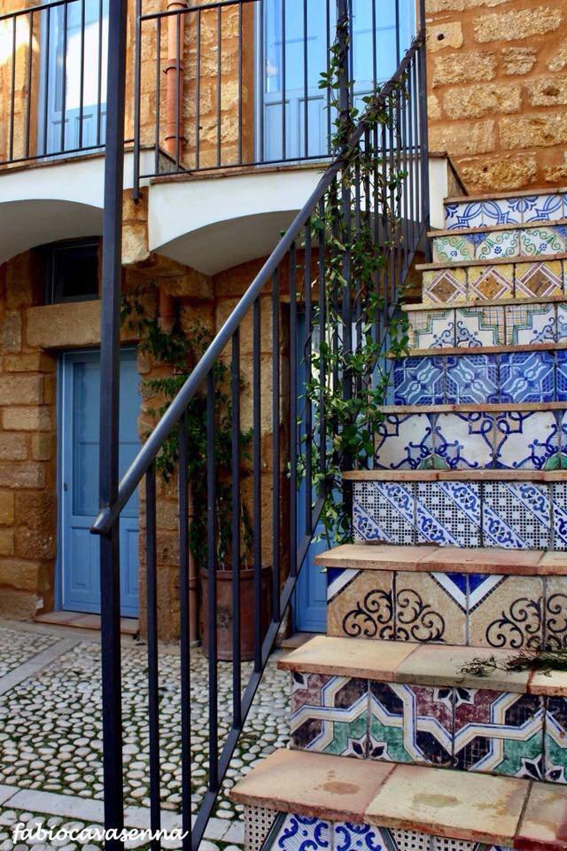 Οι μαυριτανικές κατοικίες με τα πολύχρωμα πλακάκια και τις εσωτερικές αυλές