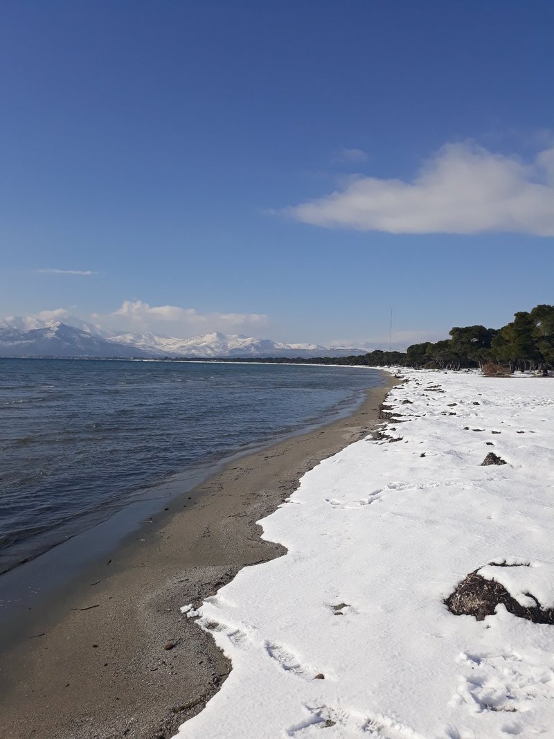 Aνίκητος ο συνδυασμός χιονιού και θάλασσας / Φωτογραφία: Twitter/@manoskrt