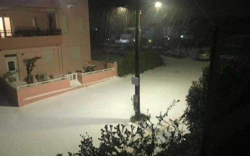 H χιονόπτωση συνεχίστηκε μέχρι το πρωί / Φωτογραφία: cretapost