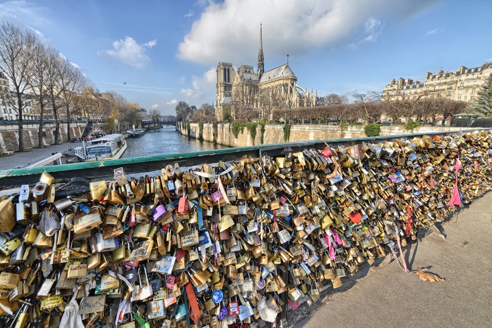 Λουκέτα της αγάπης στην γέφυρα Pont Des Arts στο Παρίσι
