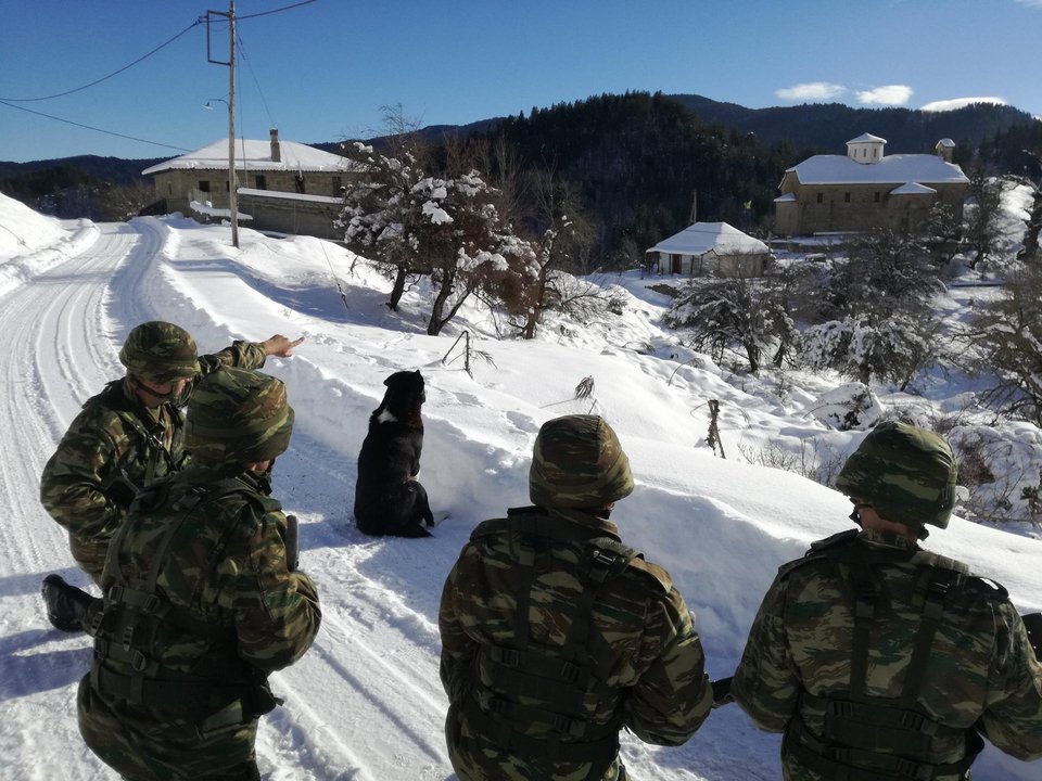 Κάνουν ημίγυμνοι πους απς στα χιόνια -Εντυπωσιακές φωτό από την εκπαίδευση του Στρατού Ξηράς | iefimerida.gr 2