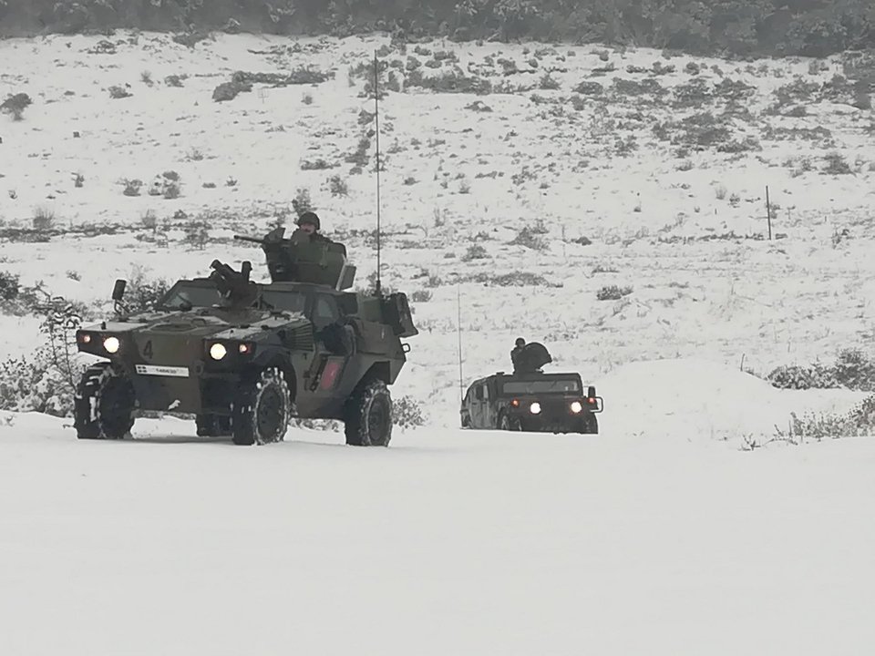 Κάνουν ημίγυμνοι πους απς στα χιόνια -Εντυπωσιακές φωτό από την εκπαίδευση του Στρατού Ξηράς | iefimerida.gr 3