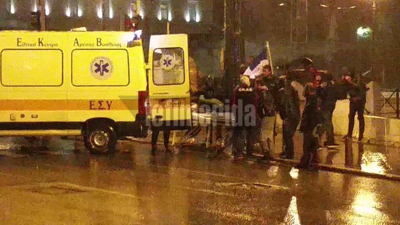 Επεισόδια έξω από τη Βουλή -Κουκουλοφόροι ξήλωσαν πεζοδρόμια, πέταξαν πέτρες κατά των ΜΑΤ -Ενας τραυματίας [εικόνες & βίντεο] | iefimerida.gr 2