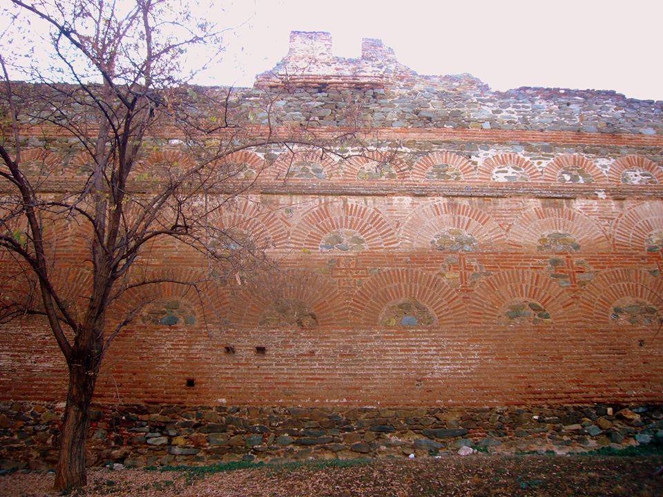 Τα ιστορικά τείχη της Θεσσαλονίκης με τους σταυρούς και τα αρχαιοελληνικά σύμβολα [εικόνες] | iefimerida.gr 5