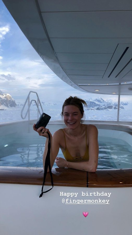 Ο «χρυσός» κληρονόμος Τεό Νιάρχος φωτογράφισε τόπλες τη σύντροφό του στην Ανταρκτική [εικόνες] | iefimerida.gr 6