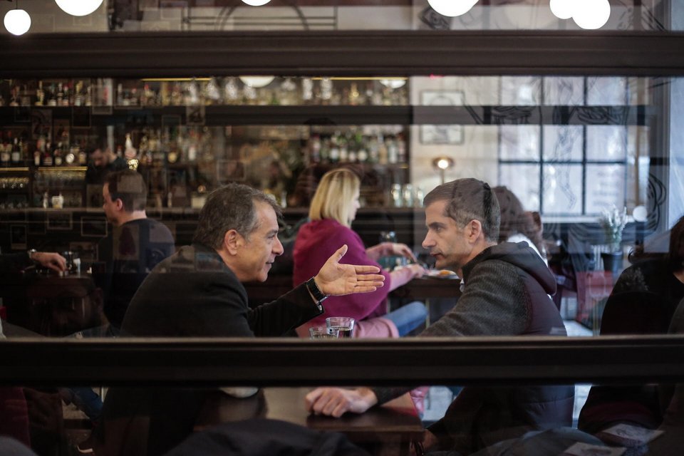 Βόλτα στο κέντρο της Αθήνας για Σταύρο Θεοδωράκη και Κώστα Μπακογιάννη [εικόνες] | iefimerida.gr 2