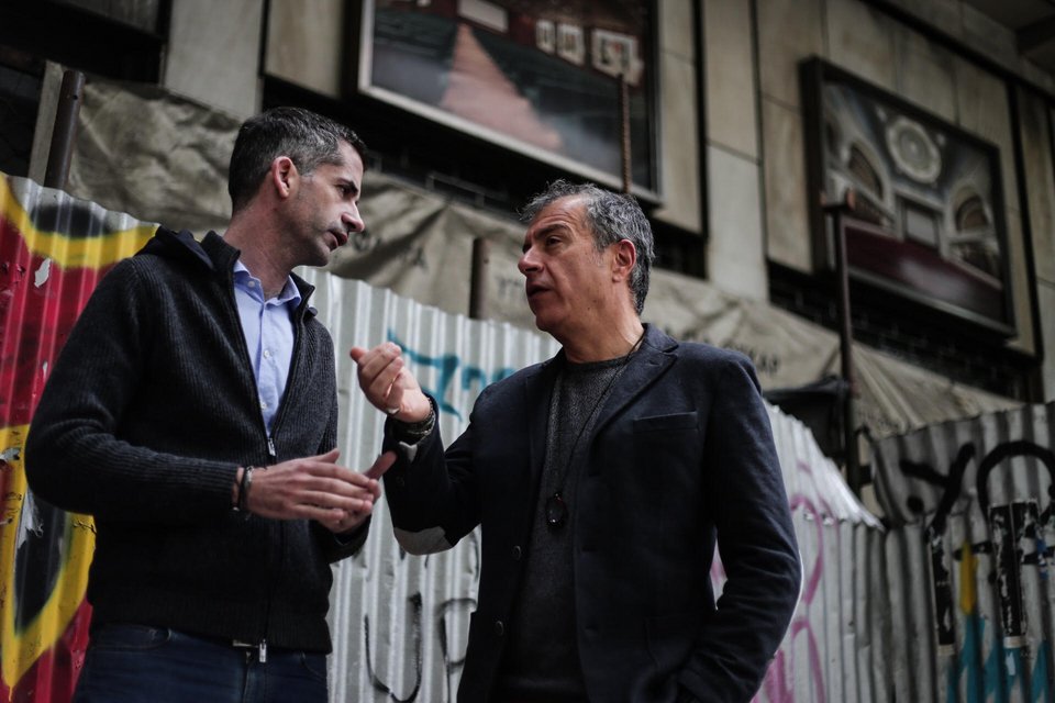 Βόλτα στο κέντρο της Αθήνας για Σταύρο Θεοδωράκη και Κώστα Μπακογιάννη [εικόνες] | iefimerida.gr 1