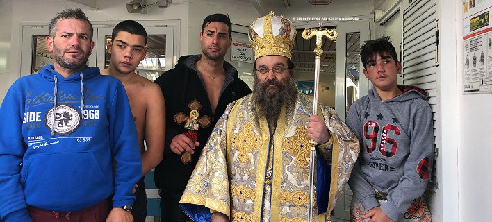 Ο Μητροπολίτης Χίου Μάρκος στην τελετή των Θεοφανείων στις Οινούσσες