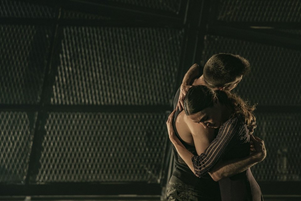 Η διαδοχή των εντυπωσιακών σκηνών, η καθεμιά πιο βίαιη από την προηγούμενη, με ανθρώπους ταπεινωμένους και τρομοκρατημένους σε μια σκληρή φυλακή, αποτελεί μια δήλωση του χορογράφου ενάντια σε κάθε μορφή τρομοκρατίας