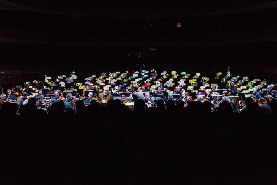 Ο Ναυρίδης δημιουργεί ένα έργο όπου συνεργάζονται μουσικοί, χορογράφοι και περφόρμερ, και αποδομεί τις οπερατικές αρχές ενός κλασικού μουσικού θεάματος