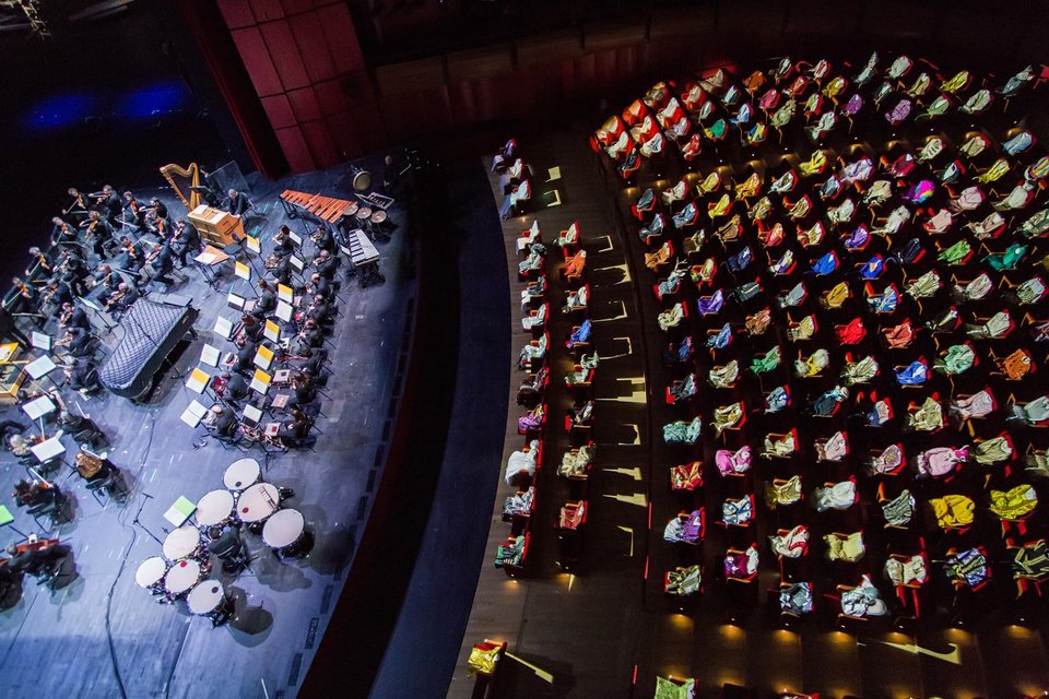 Το κοινό οδηγήθηκε, ανά ομάδες, από τα παρασκήνια πάνω στη σκηνή όπου είχε στηθεί και η Ορχήστρα της Εθνικής Λυρικής Σκηνής