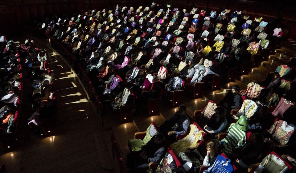 Μετά το τέλος του έργου, το κοινό οδηγήθηκε στην πλατεία και έλαβε τις θέσεις του ανάμεσα στα άδεια κοστούμια