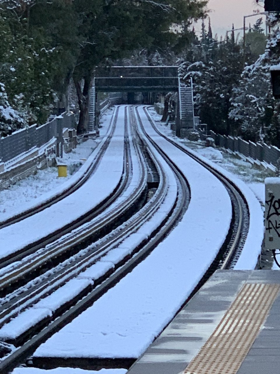 Χιόνισε στην Αθήνα και οι χρήστες του Twitter «τρελάθηκαν» -Locomodo ψεύτες το δαγκώσαμε [εικόνες] | iefimerida.gr 1