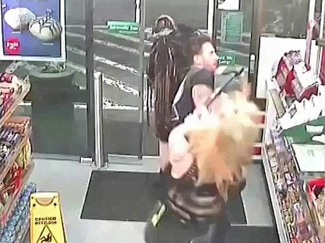 Σοκαριστικό: Η στιγμή που τρανσέξουαλ χτυπά με τσεκούρι άνδρα που την απέρριψε στο πρώτο ραντεβού [εικόνες & βίντεο] | iefimerida.gr 1