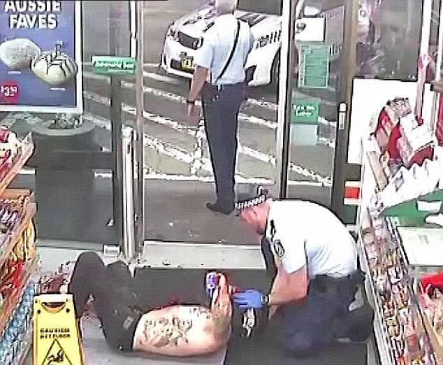 Σοκαριστικό: Η στιγμή που τρανσέξουαλ χτυπά με τσεκούρι άνδρα που την απέρριψε στο πρώτο ραντεβού [εικόνες & βίντεο] | iefimerida.gr 2