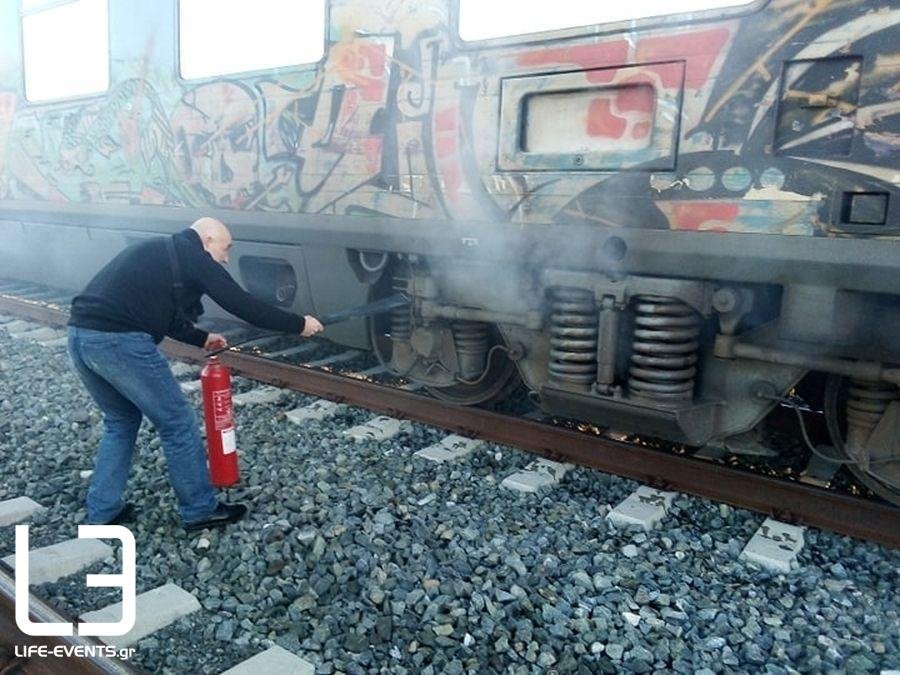 Το τρένο ακινητοποιήθηκε λίγο πριν το Λιανοκλάδι, όταν από το κάτω μέρος άρχισαν να βγαίνουν καπνοί