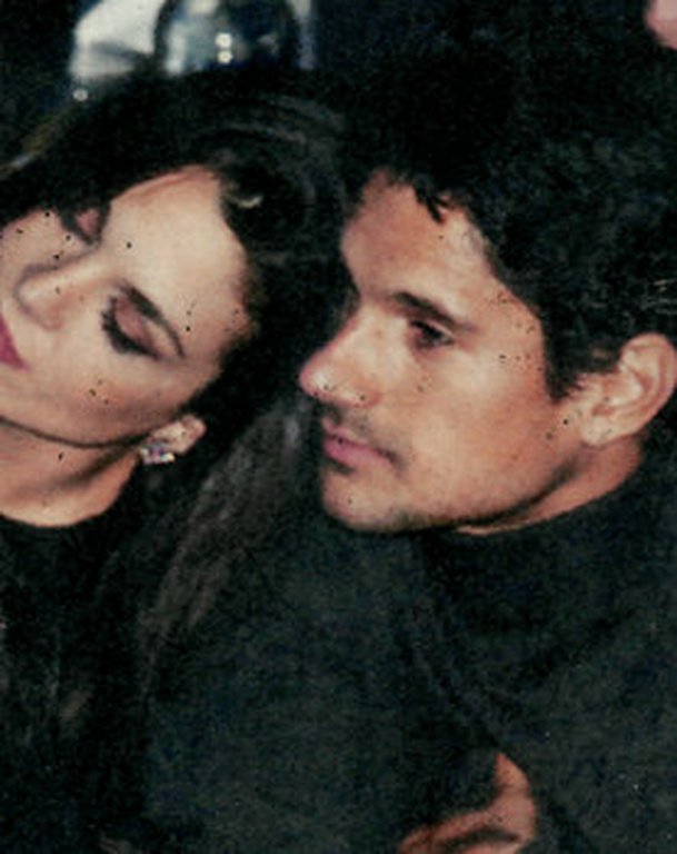 Ποιος χωρισμός; Τα καυτά φιλιά Τριανταφυλλίδου-Βλάχου στα μπουζούκια [εικόνες] | iefimerida.gr 1