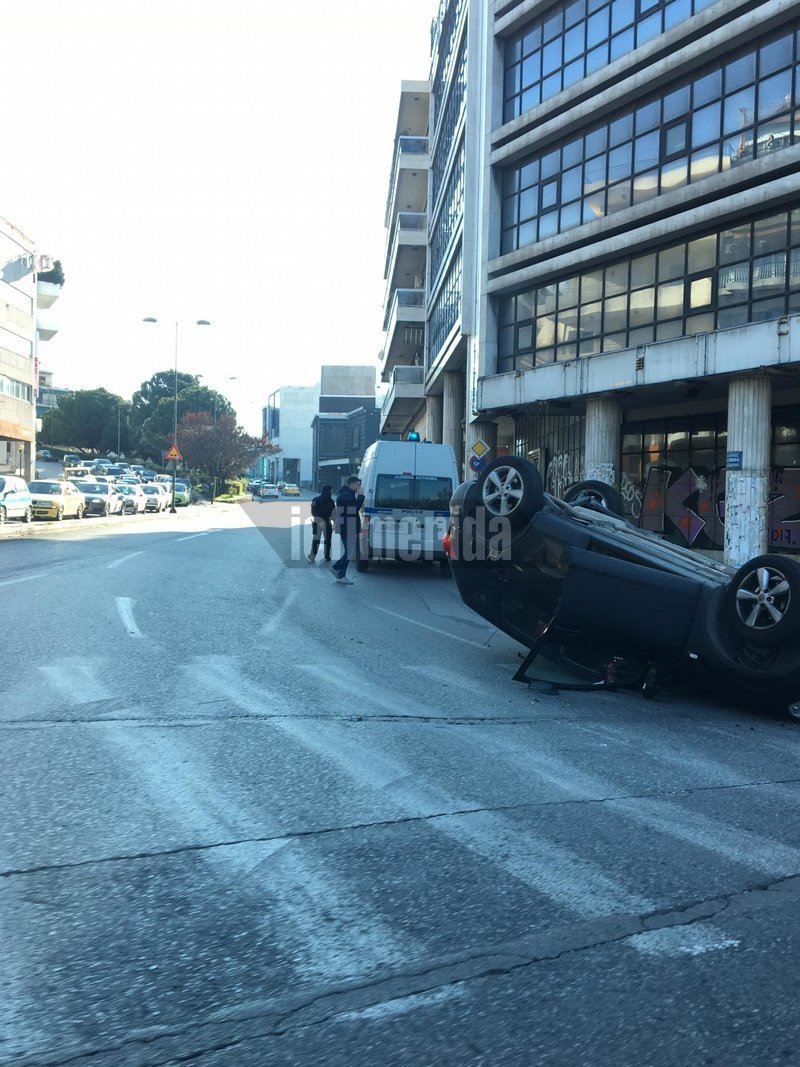 Τρομακτικό τροχαίο: Τούμπαρε αυτοκίνητο στη Βουλιαγμένης [εικόνες] | iefimerida.gr 0