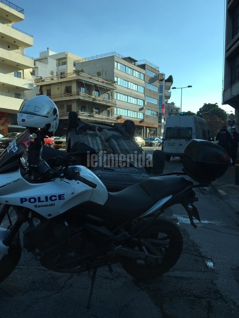 Τρομακτικό τροχαίο: Τούμπαρε αυτοκίνητο στη Βουλιαγμένης [εικόνες] | iefimerida.gr 1