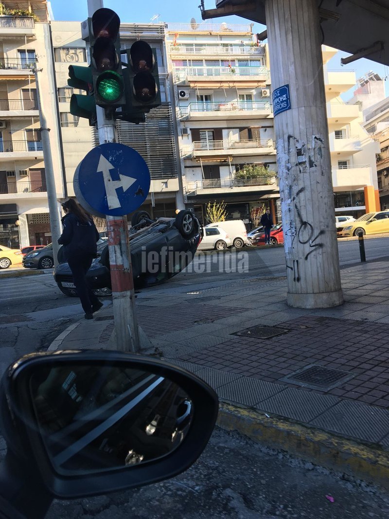 Τρομακτικό τροχαίο: Τούμπαρε αυτοκίνητο στη Βουλιαγμένης [εικόνες] | iefimerida.gr 2