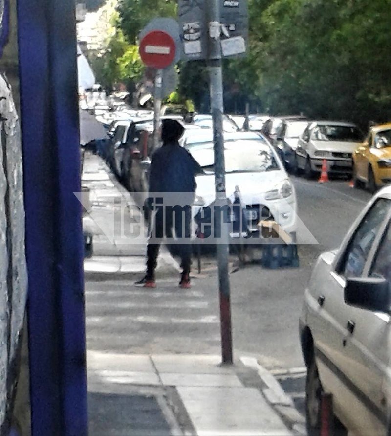 Αλλοδαπός έχει απλώσει την πραμάτεια με τα λαθραία τσιγάρα και περιμένει αγοραστές