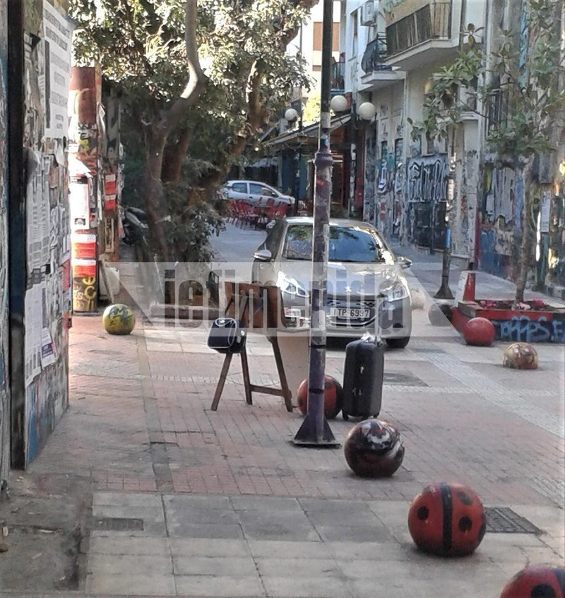 Πάγκος με λαθραία τσιγάρα και στο σημείο της δολοφονίας Γρηγορόπουλου