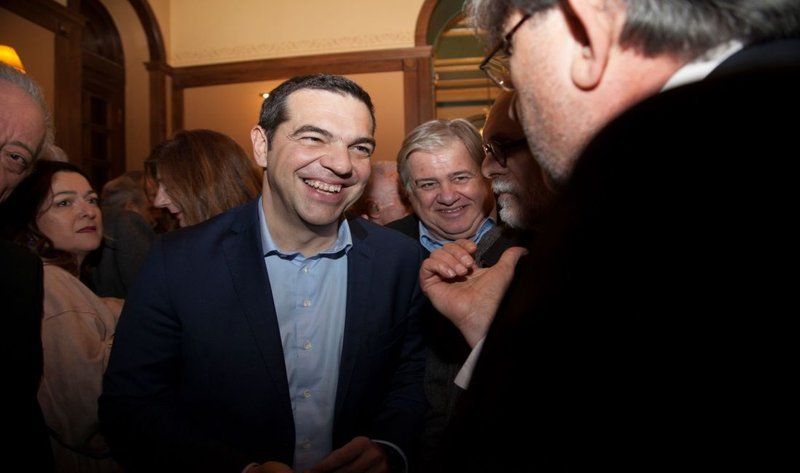 Ο Αλέξης Τσίπρας χαμογελαστός στη γιορτή του Αντώνη Λιβάνη