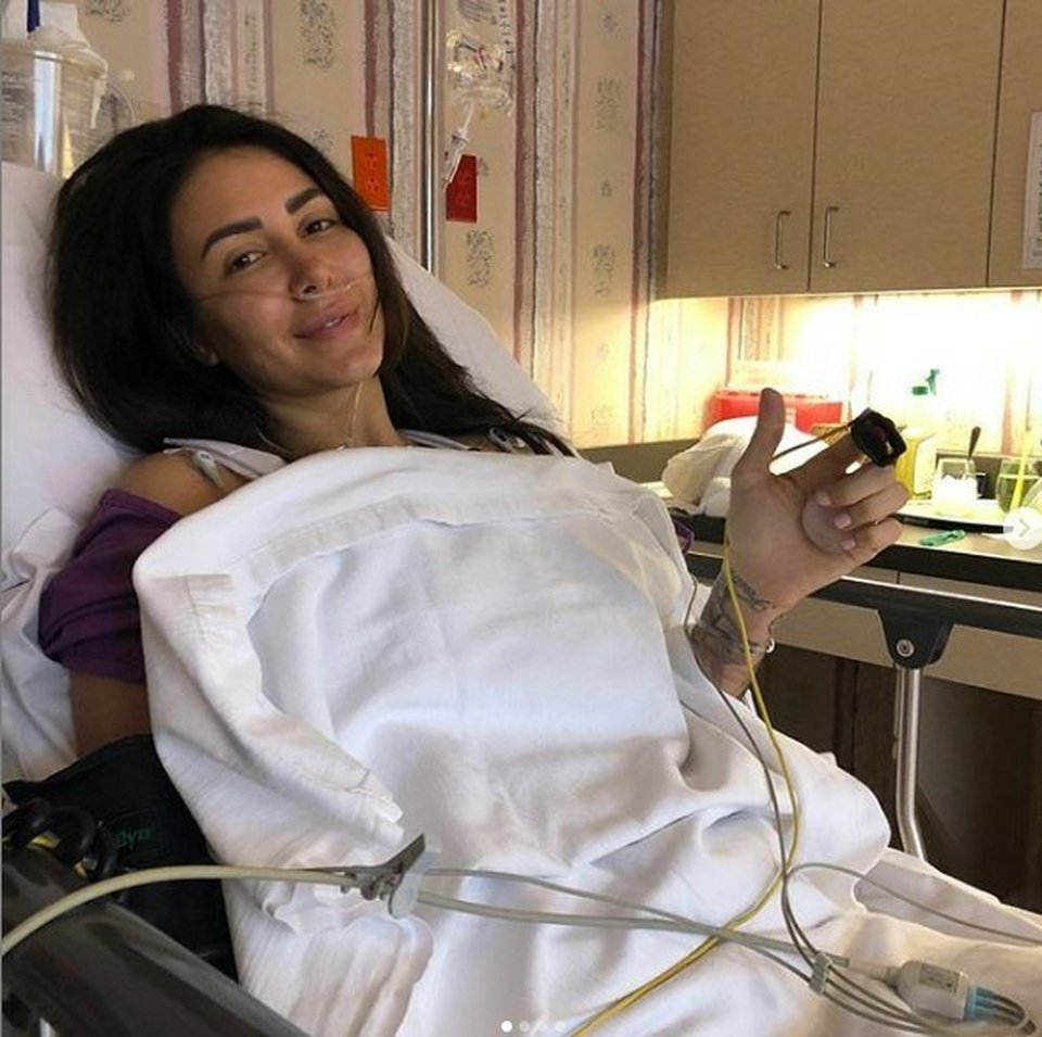 Η σεξοβόμβα πρώην του Αλκη Δαυίδ έβγαλε τη σιλικόνη από το στήθος και το έδειξε καρέ καρέ [εικόνες] | iefimerida.gr 0