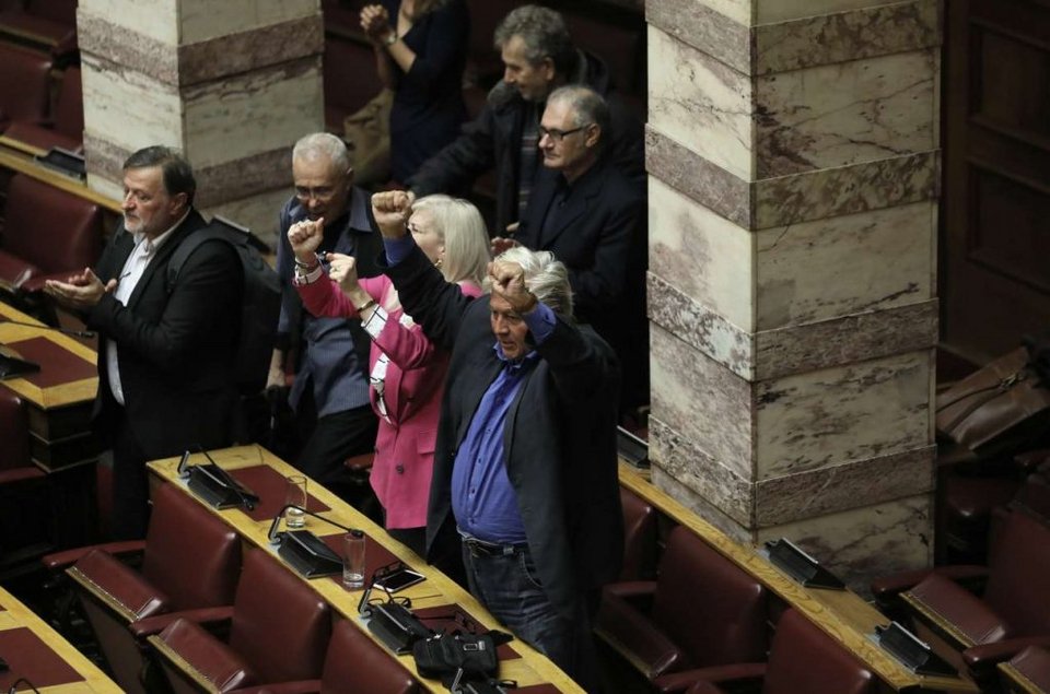 Πολύ πρόθυμος! Πανηγυρίζει ο Παπαχριστόπουλος με το 151 στην ψήφο εμπιστοσύνης