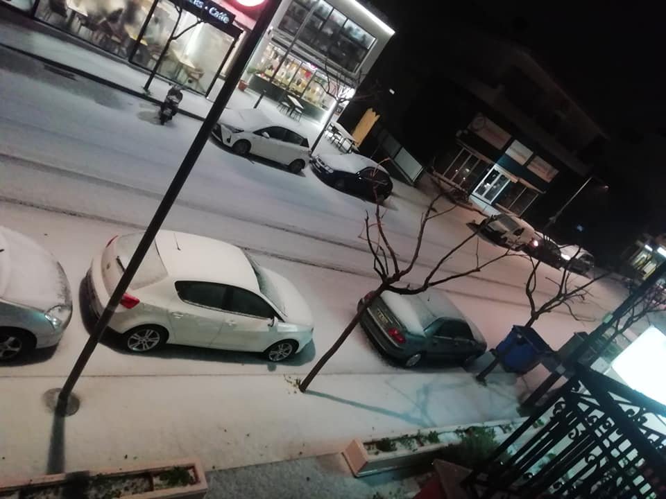 Το Ηράκλειο ντύθηκε στα λευκά -Χιόνιζε όλη νύχτα [εικόνες] | iefimerida.gr 3