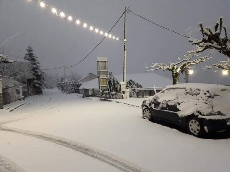Στα λευκά η μισή Ελλάδα -Χιόνι ως τη θάλασσα, απίστευτες εικόνες [βίντεο] | iefimerida.gr 10