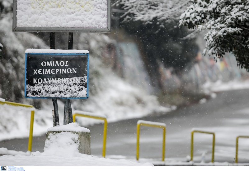 Η πινακίδα του ομίλου των χειμερινών κολυμβητών είναι γεμάτη χιόνι