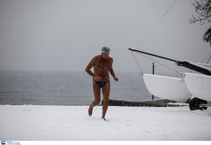 Τρέχει ξυπόλυτος στα χιόνια